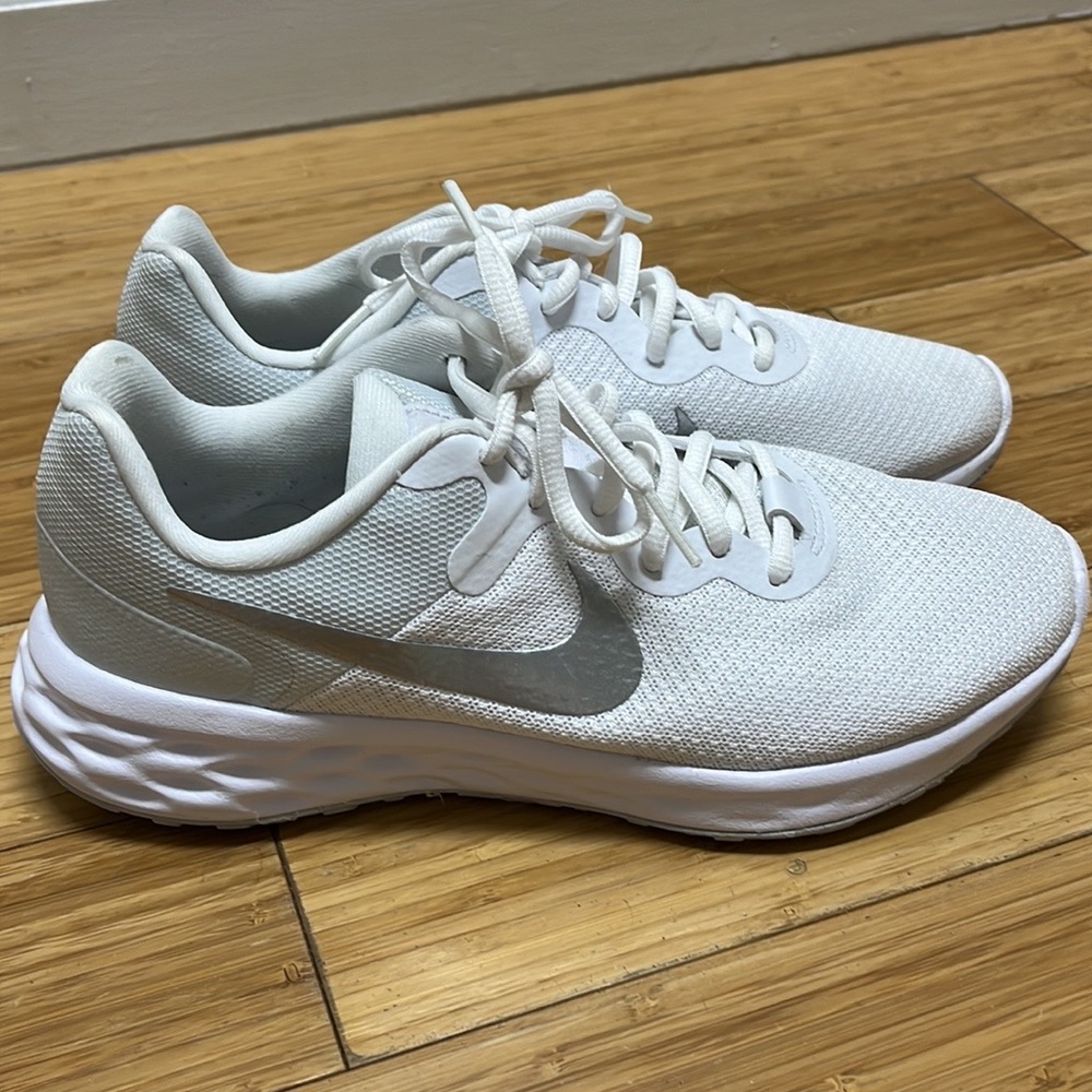 Women’s Nike Revolution size 8. Like new